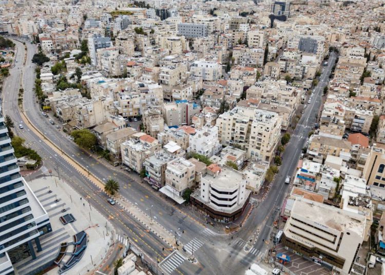 Imágenes de dron muestran la ciudad más poblada de Israel bajo el toque de queda por Coronavirus