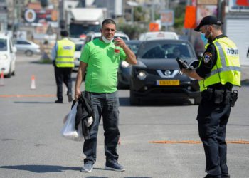 Policía de Israel multa a personas que no usan máscaras protectoras