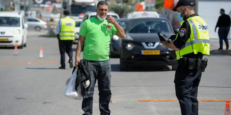 Policía de Israel multa a personas que no usan máscaras protectoras