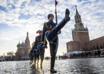 Rusia pone en cuarentena a 15.000 soldados y cancela desfile por el Día de la Victoria