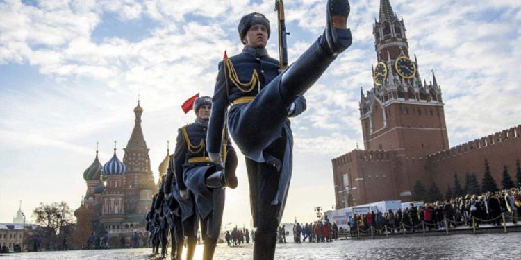 Rusia pone en cuarentena a 15.000 soldados y cancela desfile por el Día de la Victoria
