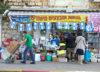 La vida en las calles de Israel vuelve cautelosamente a la normalidad