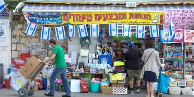 La vida en las calles de Israel vuelve cautelosamente a la normalidad