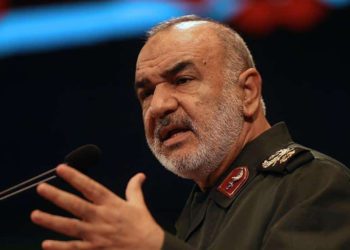 General de Irán es objeto de burlas por exhibir el “detector de coronavirus”