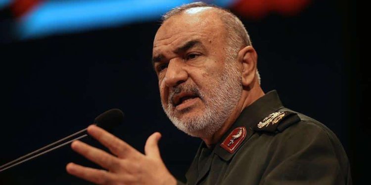 General de Irán es objeto de burlas por exhibir el “detector de coronavirus”