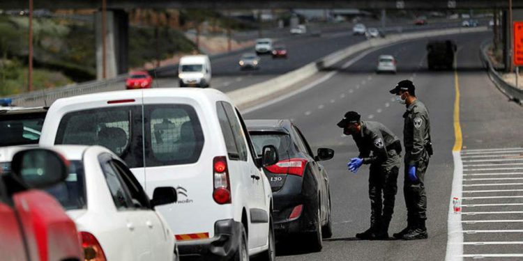 Israel ve aumento del tráfico vehicular a medida que más personas dejan la autocuarentena