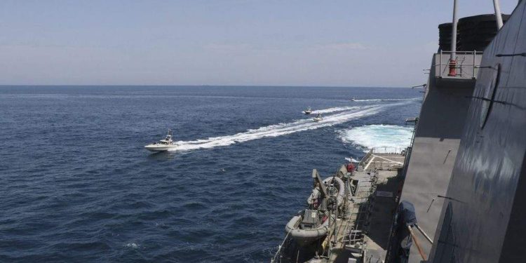 EE.UU. acusa a Irán de realizar maniobras “peligrosas” contra sus buques en el Golfo