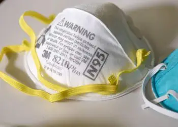 Inventor de las máscaras N95 sale de la jubilación para modificarlas