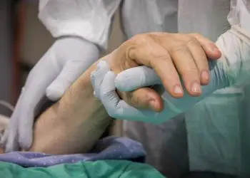 Pacientes recuperados de COVID-19 pueden sufrir síntomas de la enfermedad durante meses