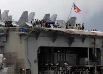 Portaaviones de EE.UU. reporta 550 marines a bordo contagiados de coronavirus