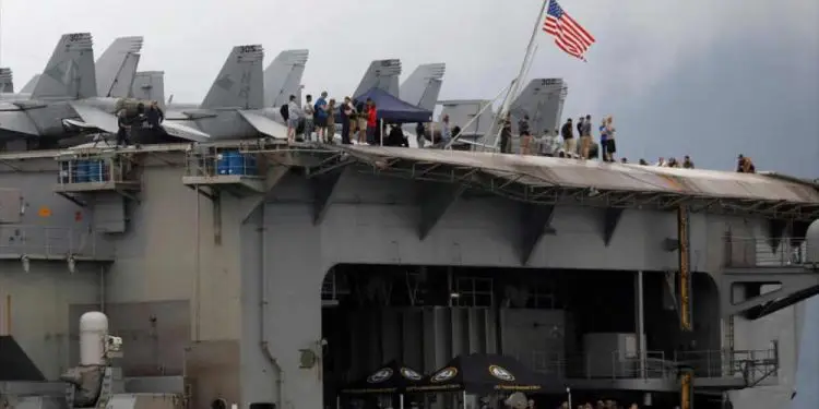 Portaaviones de EE.UU. reporta 550 marines a bordo contagiados de coronavirus
