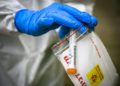 China reconoce que destruyó muestras de coronavirus al inicio del brote