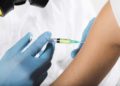 Reino Unido inicia ensayos clínicos de vacunas contra el COVID-19 en humanos