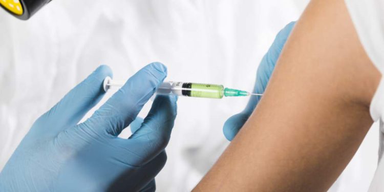 Reino Unido inicia ensayos clínicos de vacunas contra el COVID-19 en humanos