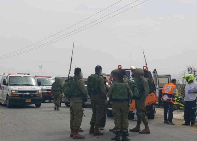 Ataque terrorista de embestida deja soldado herido en el sur de Judea y Samaria