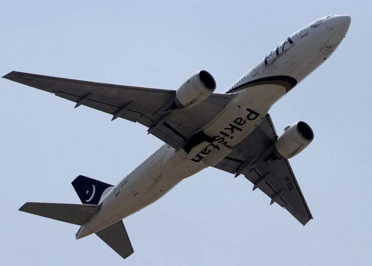Avión con 107 pasajeros a bordo se estrella en Pakistán