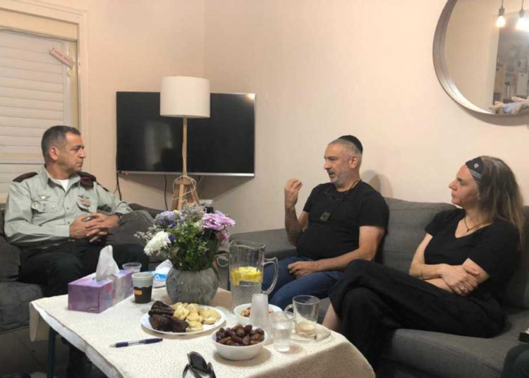 Kochavi visita a familia de soldado de las FDI asesinado Ben Yigal