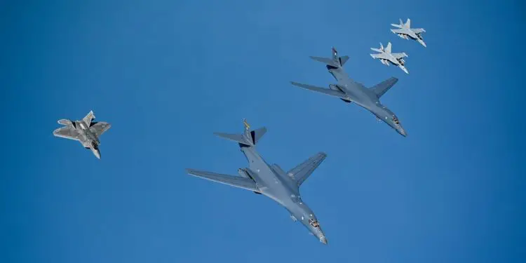 Bombarderos B-1B de la Fuerza Aérea de EE. UU. Realizan entrenamiento en el Mar Oriental de China