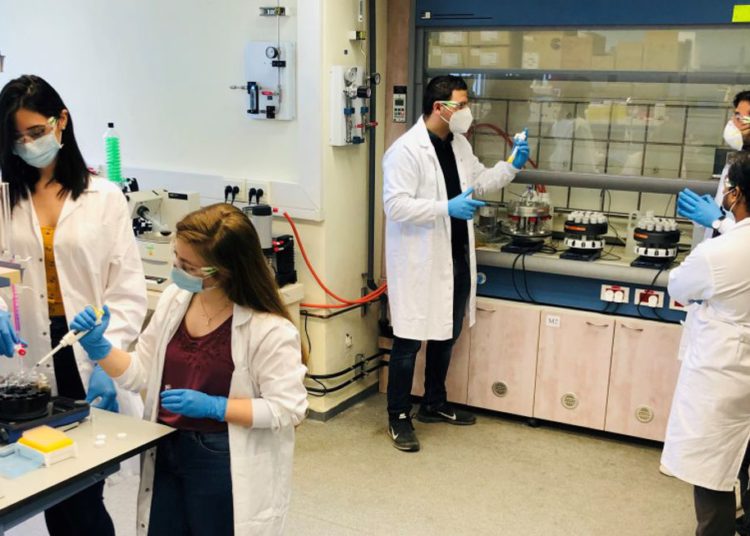 Científicos israelíes desarrollan desinfectante “inteligente” de larga duración contra el COVID-19