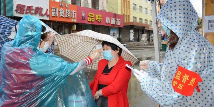 ¿Por qué un nuevo brote de coronavirus en China está activando las alarmas?