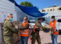 Soldados de las FDI y voluntarios árabes se unen para apoyar a familias del este de Jerusalem