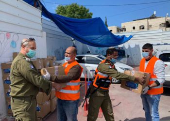Soldados de las FDI y voluntarios árabes se unen para apoyar a familias del este de Jerusalem