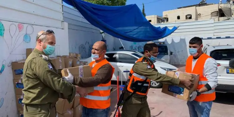 Soldados de las FDI y voluntarios árabes se unen para apoyar a familias del este de Jerusalem