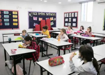 Cincuenta estudiantes en aislamiento luego que profesora da positivo a COVID-19