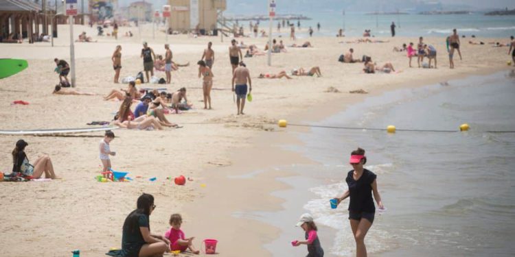 Israel cierra playas abarrotadas a medida que los casos de coronavirus aumentan