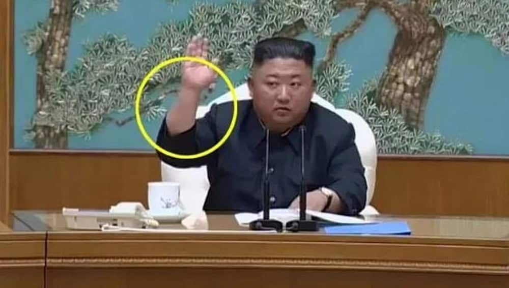 Cuando Kim apareció por última vez en público el 11 de abril (en la foto) no tenía marcas en las muñecas.