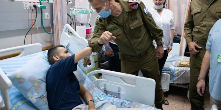 Jefe de las FDI premia a soldado que perdió una pierna por ataque terrorista de embestida