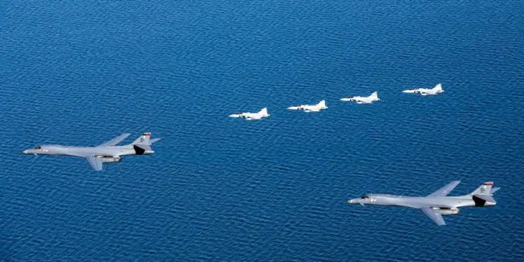 Los bombarderos B-1B de la USAF se entrenan con la Fuerza Aérea Sueca