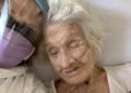 Mujer de 105 años que venció la gripe de 1918 lucha por su vida contra el COVID-19