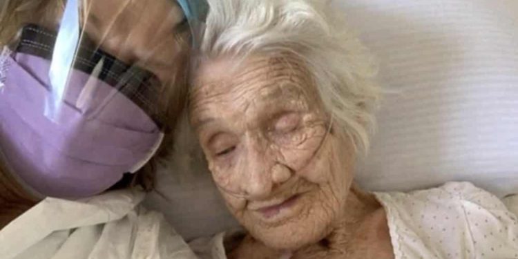 Mujer de 105 años que venció la gripe de 1918 lucha por su vida contra el COVID-19