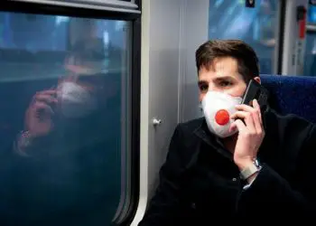 Científicos de Israel desarrollan una máscara facial “auto-desinfectante”