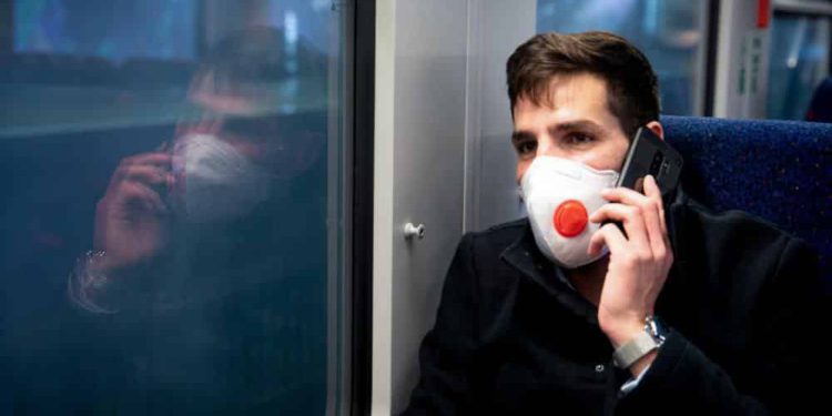 Científicos de Israel desarrollan una máscara facial “auto-desinfectante”