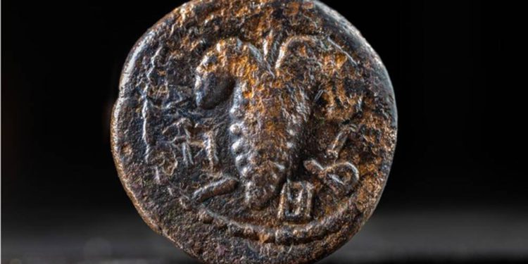 Arqueólogos de Israel encuentran moneda de bronce del año 132 d.C. en Jerusalem