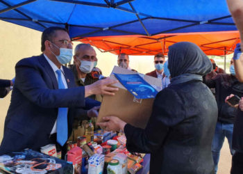 Alcalde de Jerusalem reparte alimentos en Shuafat y promete mejoras en la ciudad