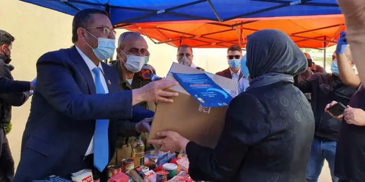 Alcalde de Jerusalem reparte alimentos en Shuafat y promete mejoras en la ciudad