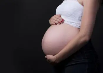 Mujeres embarazadas con COVID-19 muestran una lesión en la placenta