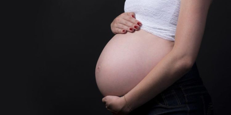 Mujeres embarazadas con COVID-19 muestran una lesión en la placenta