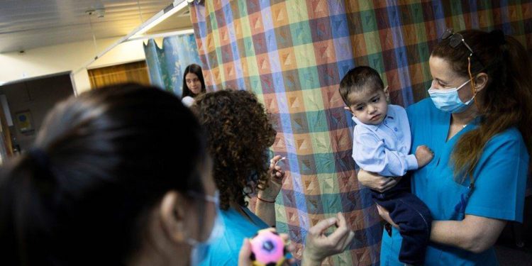 Niño palestino se somete a cirugía cardíaca en Israel sin compañía de sus padres
