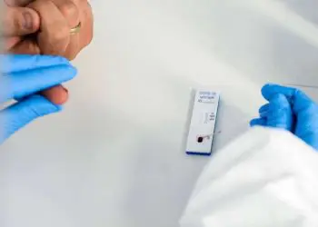 Nuevo método de separación de partículas podría mejorar las pruebas de COVID-19