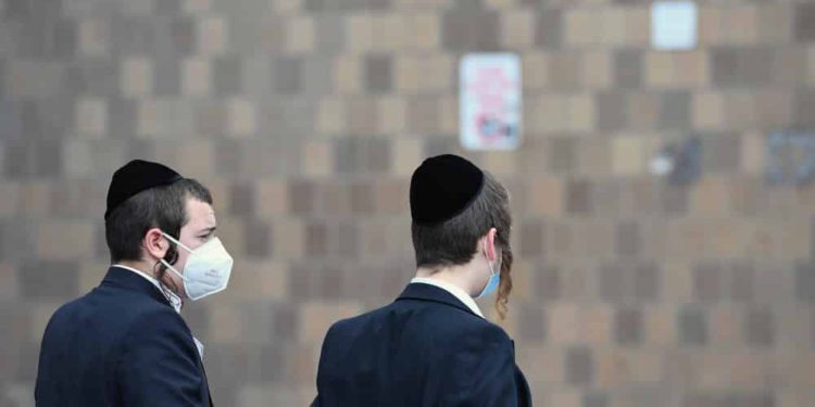 Pareja de esposos arrancan mascarillas de judíos en Brooklyn