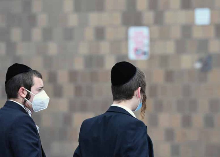 Pareja de esposos arrancan mascarillas de judíos en Brooklyn