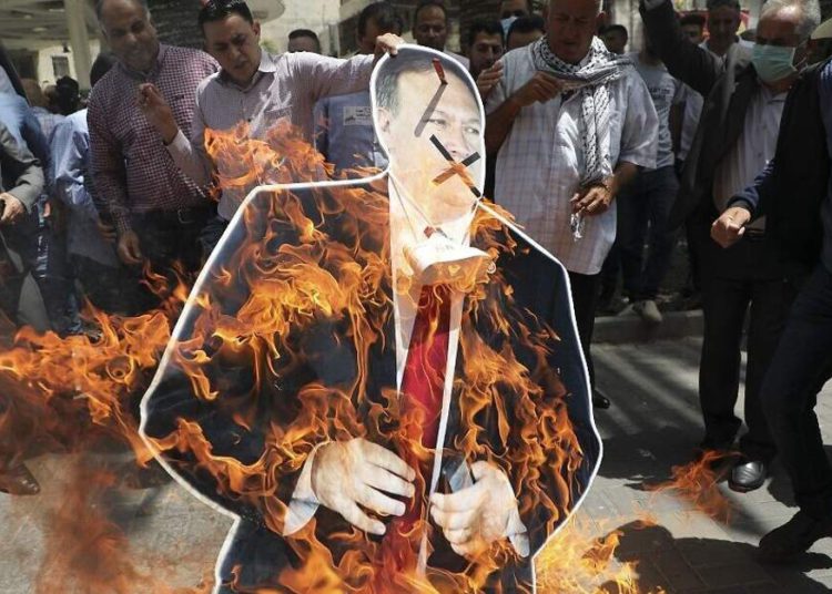Palestinos queman imagen de Pompeo para protestar por su visita a Israel y el plan de Trump