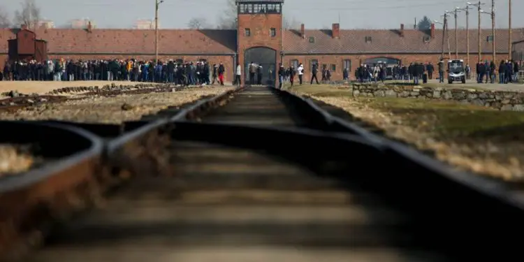 Artículos de prisioneros judíos son encontrados en escondite de Auschwitz