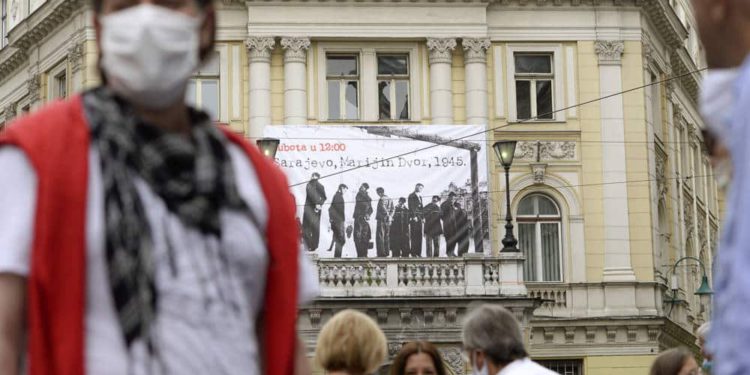 Miles de personas en Sarajevo protestan contra la misa para los colaboradores nazis