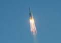 Un cohete lanzado por China al espacio cae incontrolablemente de vuelta a la Tierra