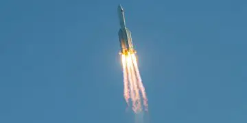 Un cohete lanzado por China al espacio cae incontrolablemente de vuelta a la Tierra